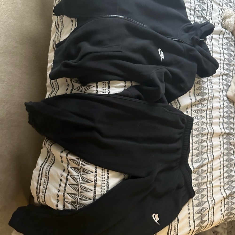 Nike sweatsuit size medium Men’s
